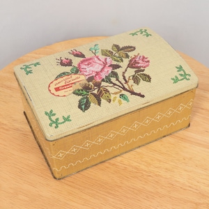 Plåtask / kexask / behållare || gångjärnsförsett lock med rosendesign || Vintage rektangulär plåtask || Blandade kex Crawford's Rover