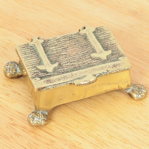 Box / chest / stamp box || Vintage solid brass small chest on eagle legs || decorative jewellery box / ashtray / pin