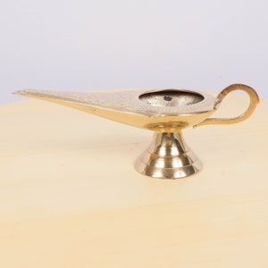 Small Aladdin oil lamp || engraved floral patterns || Vintage solid brass