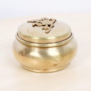 Caja de baratijas vintage de latón macizo con tapa floral / Pequeño bote redondo de latón para guardar recuerdos / Caja para anillos / Almacenamiento de joyas / Decoración bohemia