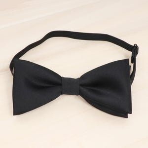 Vintage Black Bow Tie – Adjustable, Elegant and Stylish