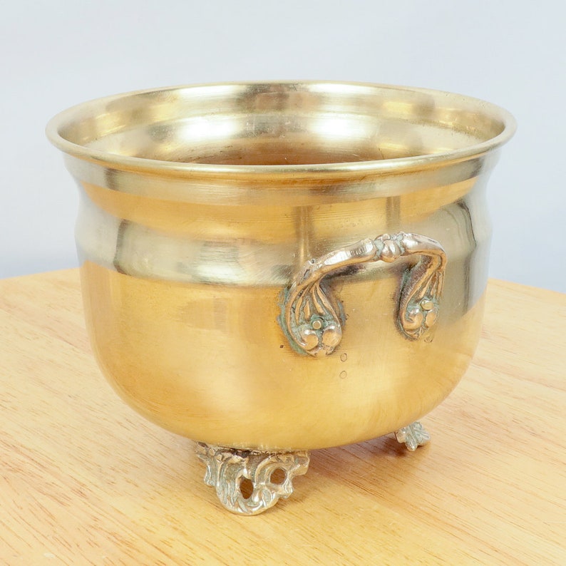 Flower pot / Bucket Vintage solid brass item with handles and elevated on three legs image 7