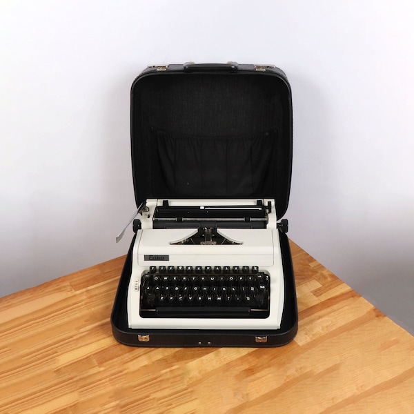 Working Typewriter - Erika Model 105 Made in GDR ( Germany ) || Vintage Typewriter || Portable Manual Typewriter