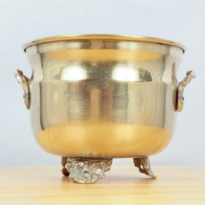 Flower pot / Bucket Vintage solid brass item with handles and elevated on three legs image 2