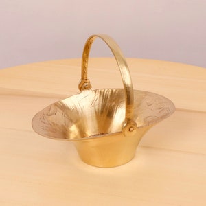 Candy dish / bowl / dish / sweet bowl / basket with handle || Vintage solid brass || Simple design || Hand etched floral ornaments inside