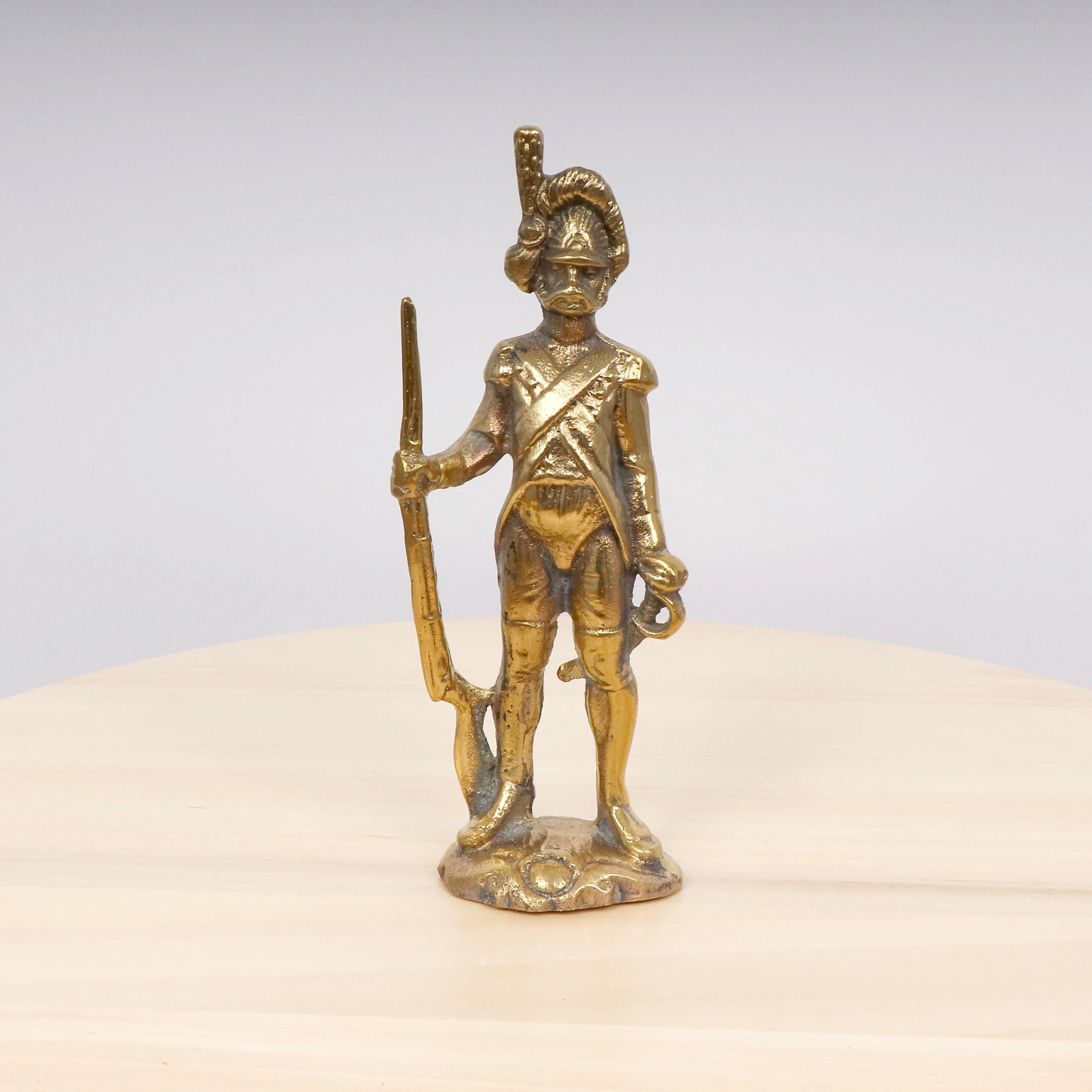 Vintage massief messing soldaatstandbeeld met geweer – gedetailleerd en zwaar – 16,4 cm hoog – Napoleontische tijd