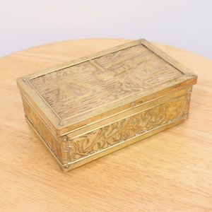 Box with a hinged lid || Vintage solid brass and wood || yacht pictures on the lid