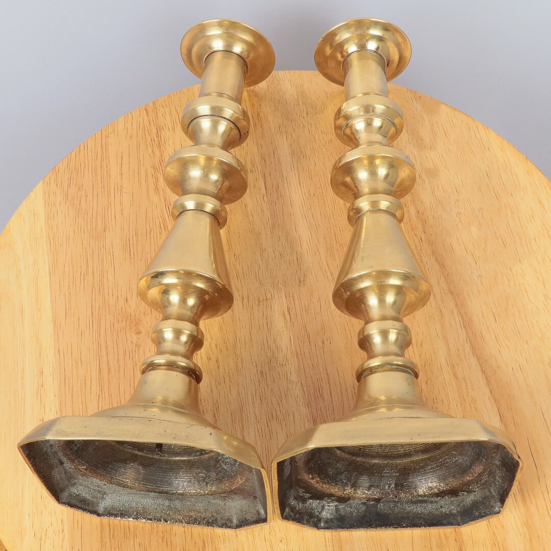 Paire De Grands Bougeoirs En Laiton Gravé - Vintage - Occasion