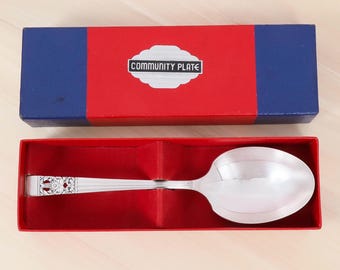 Large Community Plate Serving Spoon with Victorian Style Handle Design – Vintage Silver Plated Flatware with Original Box