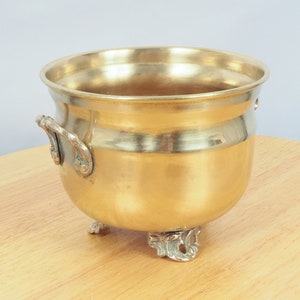 Flower pot / Bucket Vintage solid brass item with handles and elevated on three legs image 6