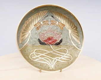 Plato de 20 cm / Colgante de pared / Plato / Bandeja pequeña // Diseño floral / Imagen de una flor y dos libélulas // Latón macizo vintage // A Dellaux
