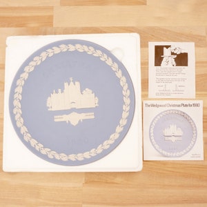 1980 Wedgwood Blue Jasper 1980 Christmas Plate / dish || Made in England || Christmas  1980 || St. James&#39;s Palace || Holder stand