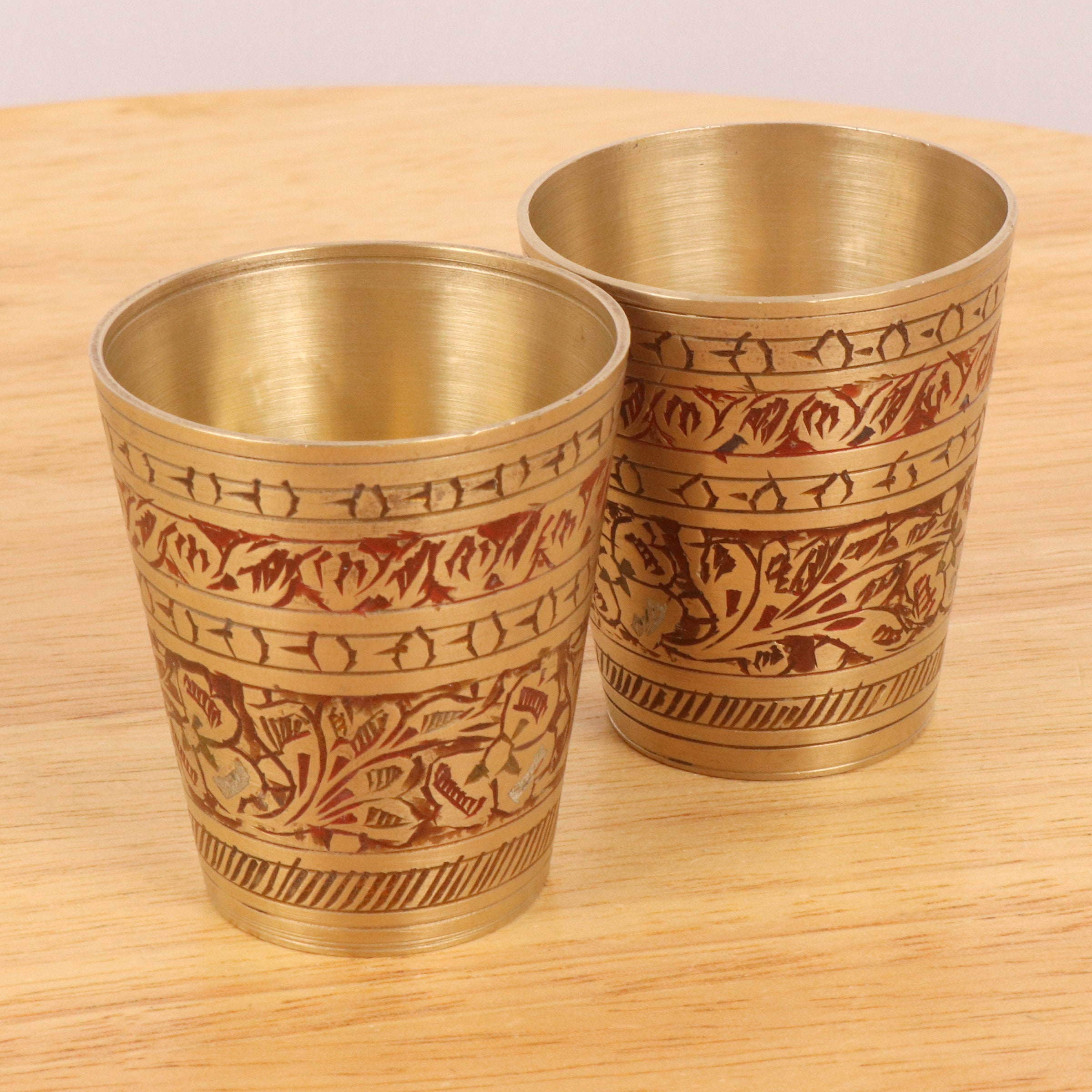 Plant pot with glasses