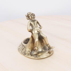 Cenicero vintage de latón con forma de duende de Cornualles, soporte para anillos de duende de latón, plato para baratijas, figura de elfo, recuerdo de Cornualles, decoración de latón