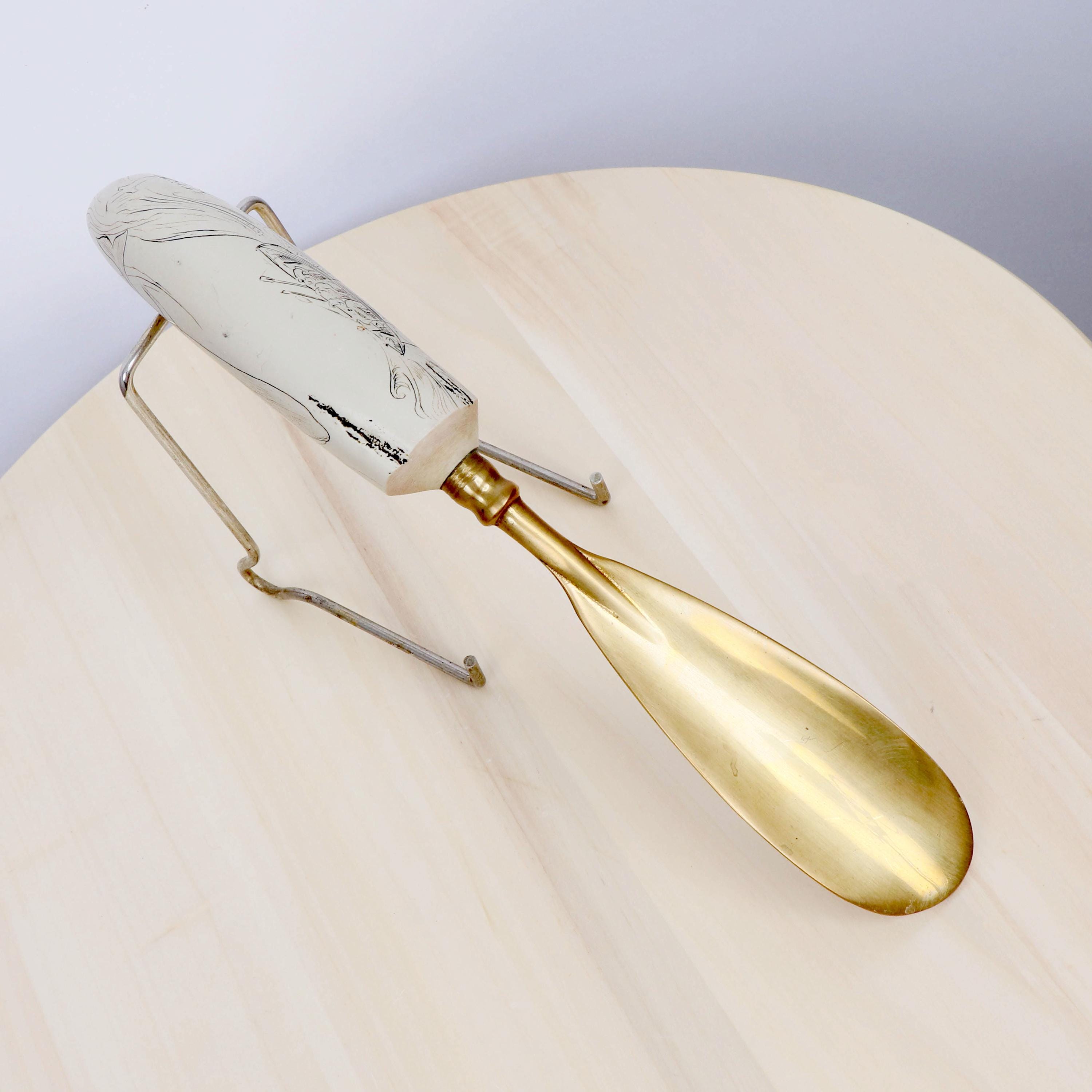 Hoge kwaliteit vintage messing schoenlepel || Met Scrimshaw Resin Whale Tooth Corkscrew geëtste afbeelding van een walvis en boot in zee