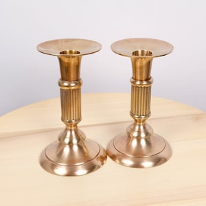 Twee kandelaars / kandelaars || Vintage massief messing || ronde vorm standaard