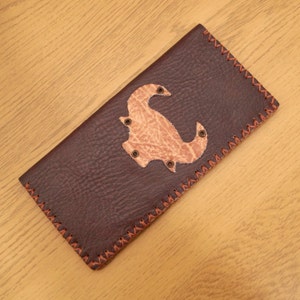 Cartera de hombre de piel auténtica marrón // 3 bolsillos/secciones principales, 2 secciones/bolsillos más pequeños // símbolo de toro en la parte delantera // hecho a mano