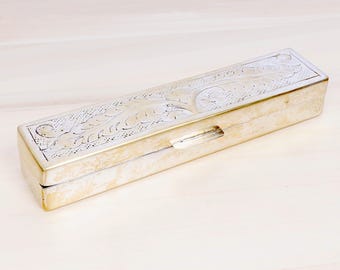 ヴィンテージ刻印入りシルバーメッキ記念品ボックス - 花柄メタル小物