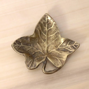 Vintage Solid Brass Leaf Dish – Mid-Century Decorative Ashtray or Trinket Tray – Ivy Leaf Design – Small Brass Catchall or Paperweight