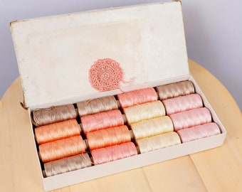 Vintage box with multicoloured  thread crochet || Many different colours || Set of 16