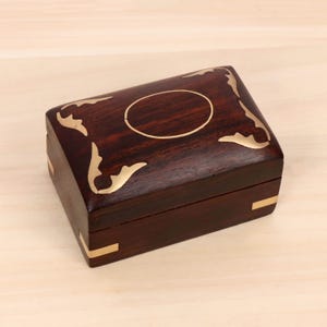 Pequeño joyero/contenedor // Vintage, latón macizo y madera // Forma rectangular // Tapa con bisagra