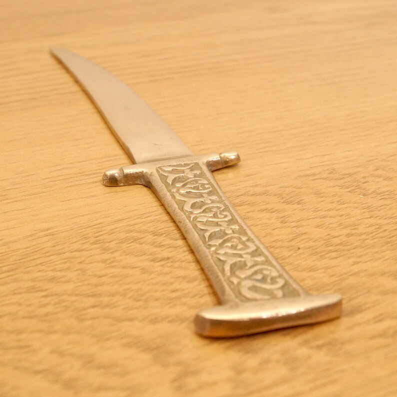 a couper au couteau en 5 lettres