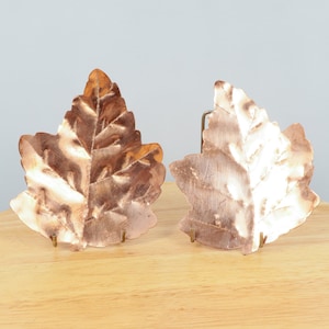 2 leaf design plates / wall hangings / dishes / trays || Vintage copper || Hook on the back || Set of two || Handmade / hand hammered