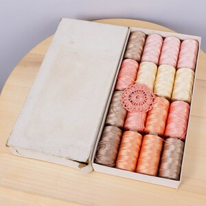 Vintage box with multicoloured thread crochet Many different colours Set of 16 image 2