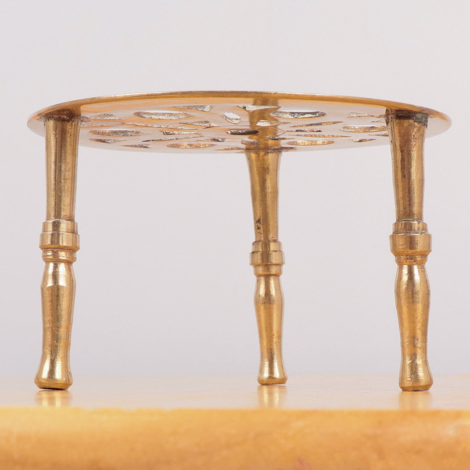 Round Kettle stand / tea pot stand Vintage solid brass Etsy