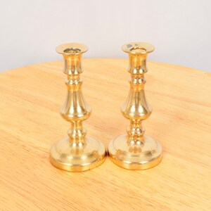 2 Kandelaars / Kandelaars || Vintage massief messing || Set van twee kandelaars || Ronde basis