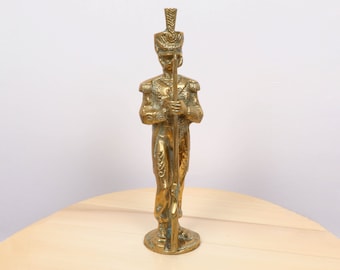 Escultura rellena de latón macizo de un soldado de finales del siglo XVIII - principios del XIX