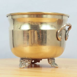 Flower pot / Bucket Vintage solid brass item with handles and elevated on three legs image 5