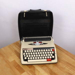 Working BROTHER Deluxe 850 Typewriter || Vintage Portable Manual Typewriter || Made in Japan