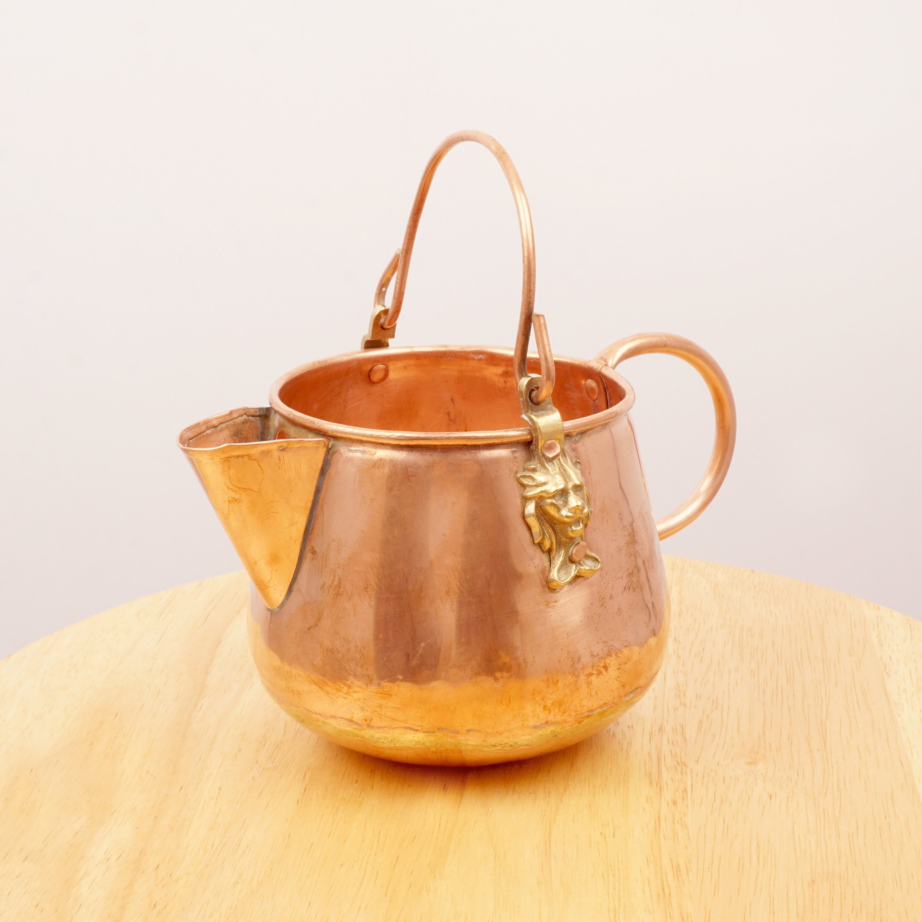 pichet fait main/cruche pot bouilloire || cuivre vintage avec décors de têtes lion en laiton sur les côtés