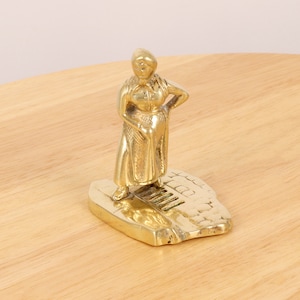 Dame Figur / Statuette / Miniatur / Skulptur || Lade auf der Straße || Vintage Messing massiv || Figur auf Ständer