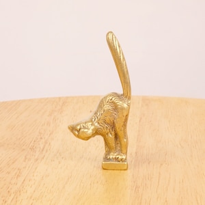 Cat figurine / could be used as ring holder or small paperweight || Vintage solid brass cat figurine with long tail up