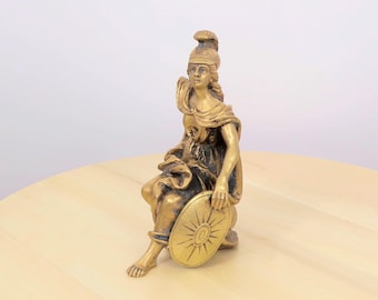 Estatua vintage de Atenea de latón, diosa griega de la sabiduría, figura sentada con escudo, decoración clásica, brazo faltante.