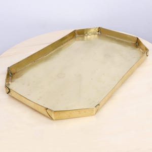 Vassoio fatto a mano, vassoio rettangolare da portata, piatto minimalista in ottone, vassoio decorativo in metallo, stile vintage di metà secolo in ottone