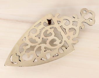 Vintage Solid Brass Trivet – Ornate Iron-Shaped Decorative Stand | Hot Plate Holdern