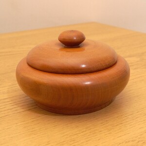 10 cm wooden jewellery box / container / trinket box / bowl with lid   || simple carved design / handmade || light brown || vintage