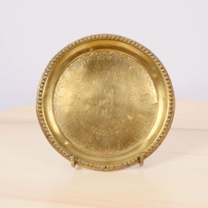 Plato pequeño / bandeja / bandeja para anillos / cenicero / bandeja para alfileres // Antique Small Solid brass // Diseño simple // texto - Bottled Ales and Stout