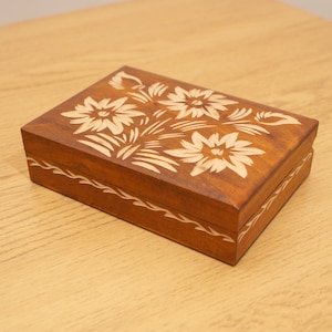 Wood Vintage Box ||  floral design on the lid || Ernst Huber || Berchtesgadener Schnitzerstüberl
