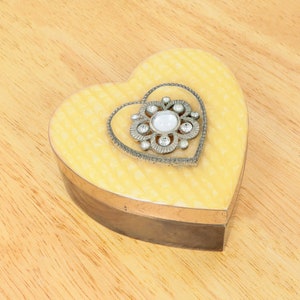 Heart shaped box with  lid  / heart trinket decoration || Vintage solid brass  || Quite heavy || Romance