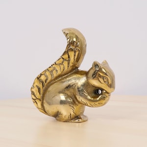 Vintage Solid Brass Squirrel Figurine – Woodland Animal Decor, Brass Nut Holder Statue, Mid-Century Home Accent, Collectible Brass Animal