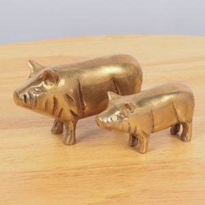 2 pig figurines / statues / sculptures || Vintage solid brass || Set of two pigs || Hog / swine / sow design