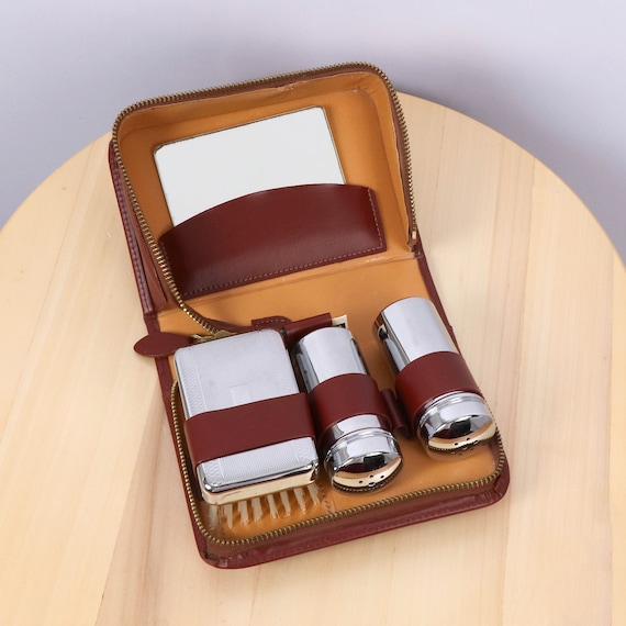 Kit De Toilette Homme Vintage Années 1960 – 8 Pièces, étui En Cuir Noir, Miroir, Made In USA