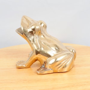 Frog figurine / frog sculpture  || Vintage Solid Brass
