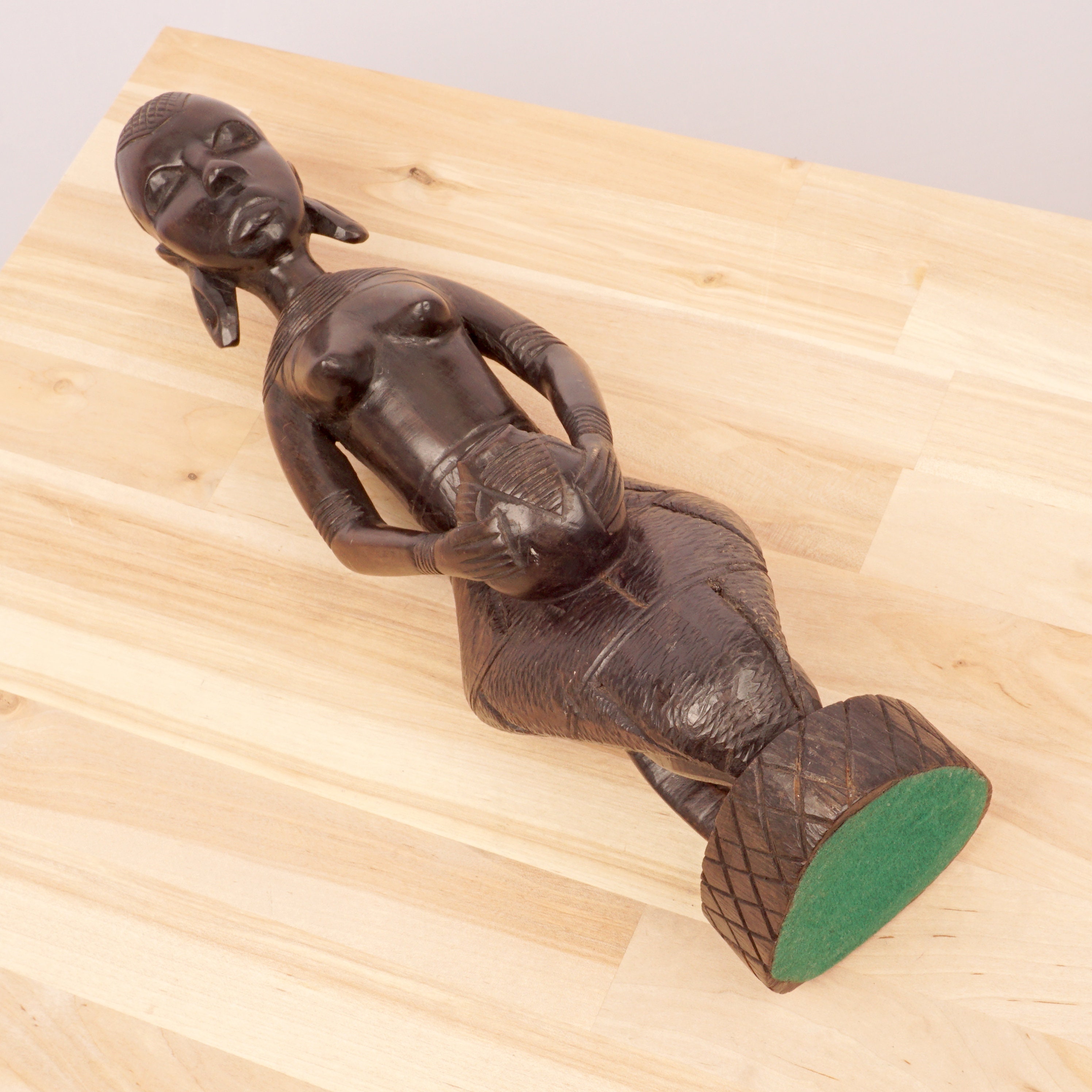 木製のアフリカ女性の像 / 置物 / 小像 / 民芸品 || 手作りの彫刻 