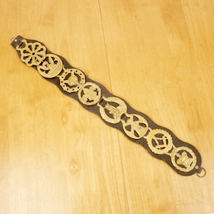 Insignias de latón con forma de caballo en un cinturón de cuero // Adorno floral / dragón / zorro / lirio / duendecillo / molino de viento / símbolo / corona // Latón macizo vintage