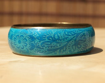 Bracelet en laiton et plastique avec motif floral de couleur vert/bleu || ancien